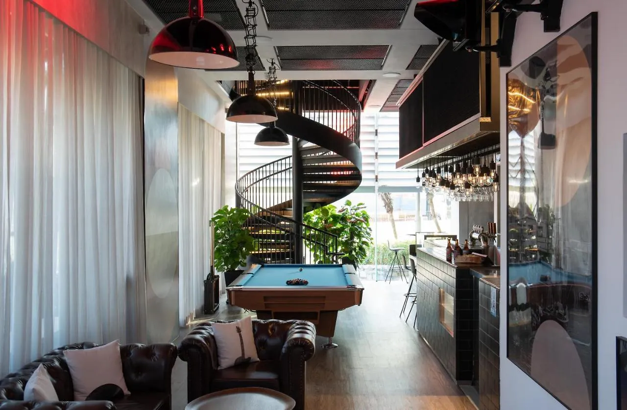 The Aberdeen Harbour By Ovolo Hongkong Čína
